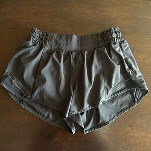 Lululemon Hotty Hot Low-Rise Lined Short 2.5”